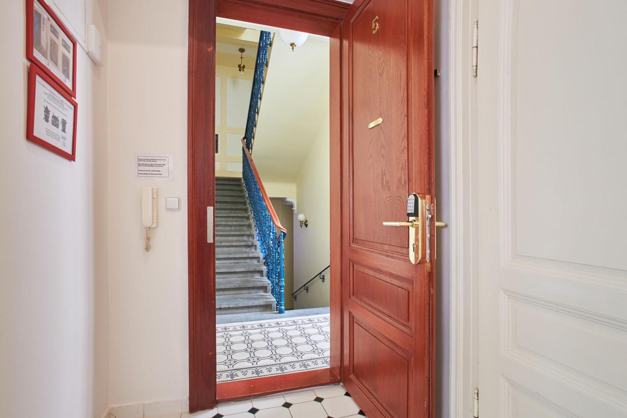 Charles Bridge Premium Residence Praha Bagian luar foto